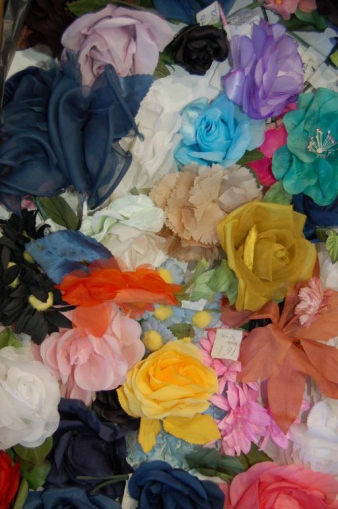 

Five boxes of sample flowers, comprising approx 200 flowers, including roses, lilies, daisies, daffodils of various colours (5)
