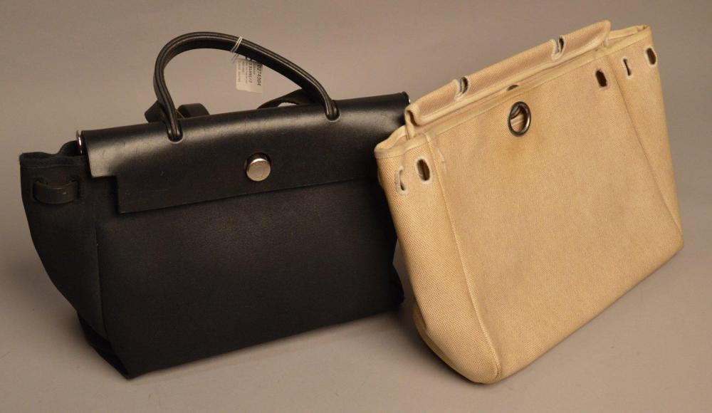HERMES

Sac "Herbag" en toile noire et veau lisse noir, garniture en métal argenté palladié. On y joint un sacinterchangeable en toile militaire beige. 24 x 30 x 12 cm Bon état général (légères usures).