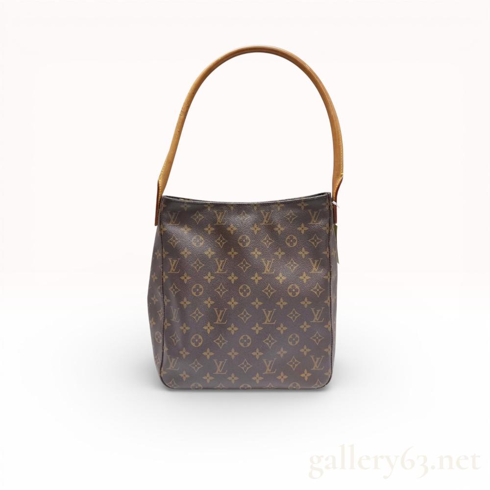 Description
Louis Vuitton shoulder bag in Monogram coated canvas featuring a single arched Vachetta leather swivel handle. The top zipper closure opens to a beige Alcantara micro-fiber interior equipped with one zippered side pocket and one cell phone slip pocket. Gold-tone brass hardware is utilized for the zipper and handle attachments.
Width: Approximately 11.5 inches.