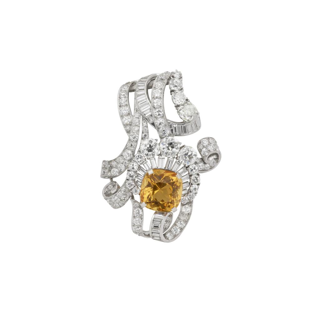 BROCHE CITRINE ET DIAMANTS

Cushion-shaped citrine, round and baguette diamonds, French import assay marks for platinum (850‰) and 18K white gold (750‰). 
Citrine: for an approximate weight of 10.00 - 11.00 carats 
Diamonds: for an approximate total weight of 12.00 - 14.00 carats 
Size/Dimensions: 5.8 cm high 
Gross weight: 30.70 grams