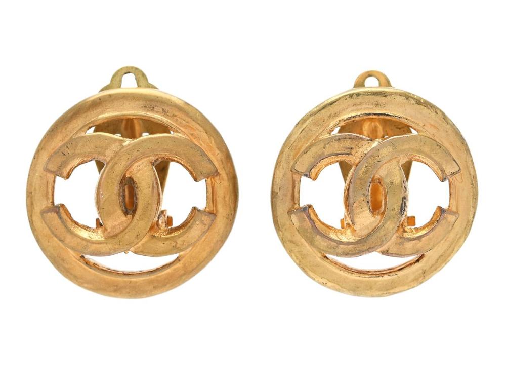 Accessories

Miscellaneous

CHANEL, EARRINGS, CC Clip On Earrings, gold-plated metal, clips, 2x2 cm, weight 14,94 g, marked 94CCP, year 1994, made in France, case. Good Condition.
