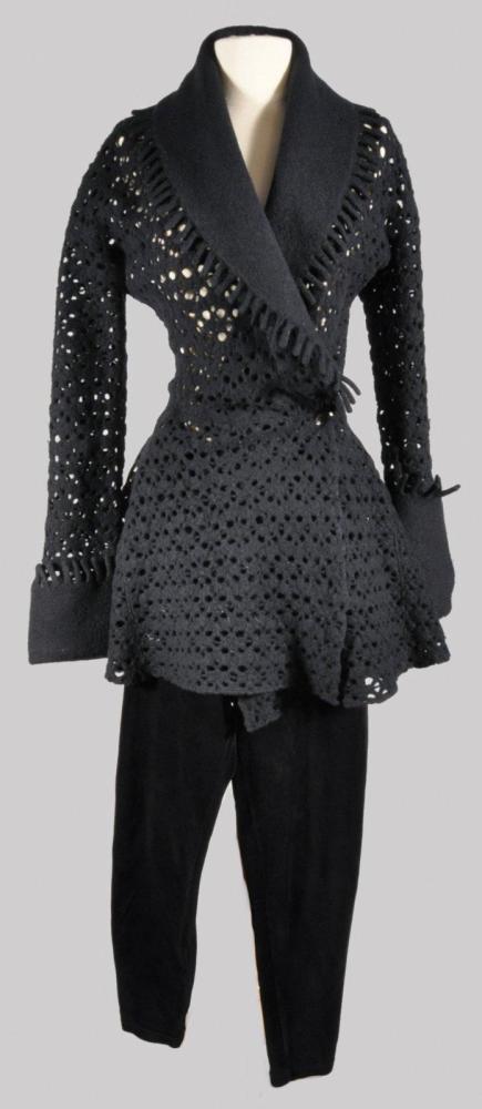 Une veste croisée en laine bouillie perforée...

Une veste croisée en laine bouillie perforée noire, col châle à pointe. Circa 1987 et son caleçon ajouré sur les hanches.ALAIA