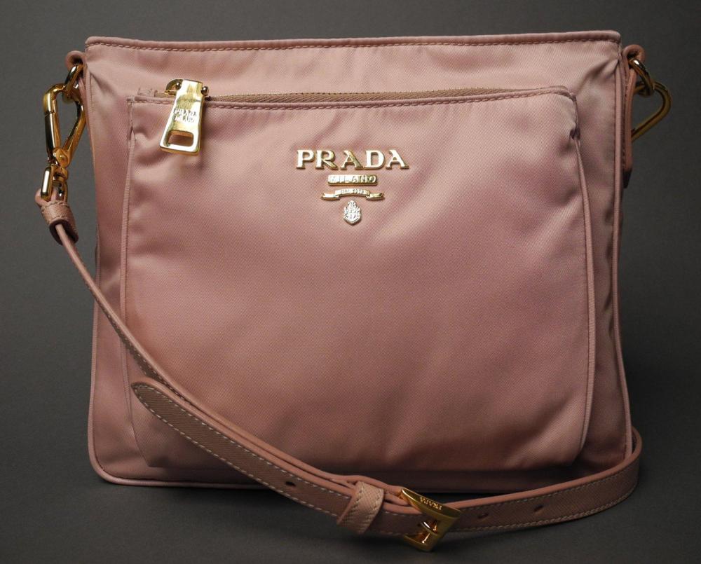 PRADA

Sac bandoulière en toile et anse en cuir Saffian de couleur vieux rose Poche extérieure plaquée siglée à fermeture zippée Anse bandoulière réglable et ajustable Garniture en métal doré Intérieur en toile rose avec une pochette à fermeture zippée 24 x 20 cm ETAT NEUF Avec son dustbag et sa carte d’authenticité