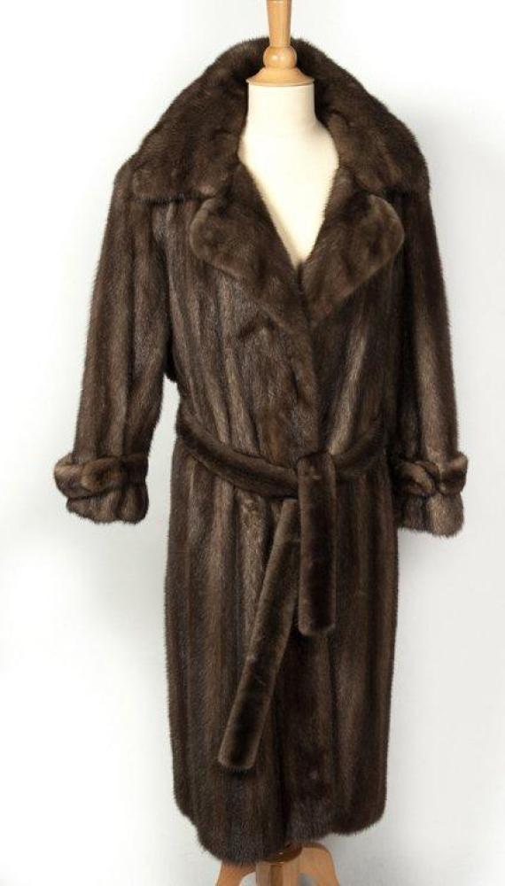 Jacques DETOURBAY - Gérard de GRAAF

Trench coat en Vison lutecia, col cranté, simple boutonnage, pattes de manches, bavolet au dos, ceinture.