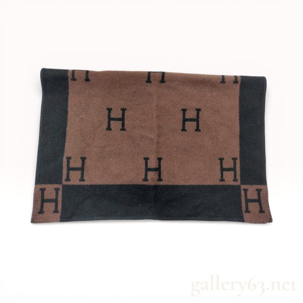 Description

Fun fact. the new Avalon is only 10% cashmere, 90% wool. This one is 15% cashmere and 85% /merino/ wool. Why is vintage always better?

Anyway. Authentic Vintage Hermès "Avalon" throw blanket in a wool and cashmere blend, featuring the signature "H" design. Made from a blend of 85% Merino wool and 15% cashmere. Woven on a jacquard loom in Scotland, the design appears in negative on the reverse side. Finished with blanket stitching around the edges.