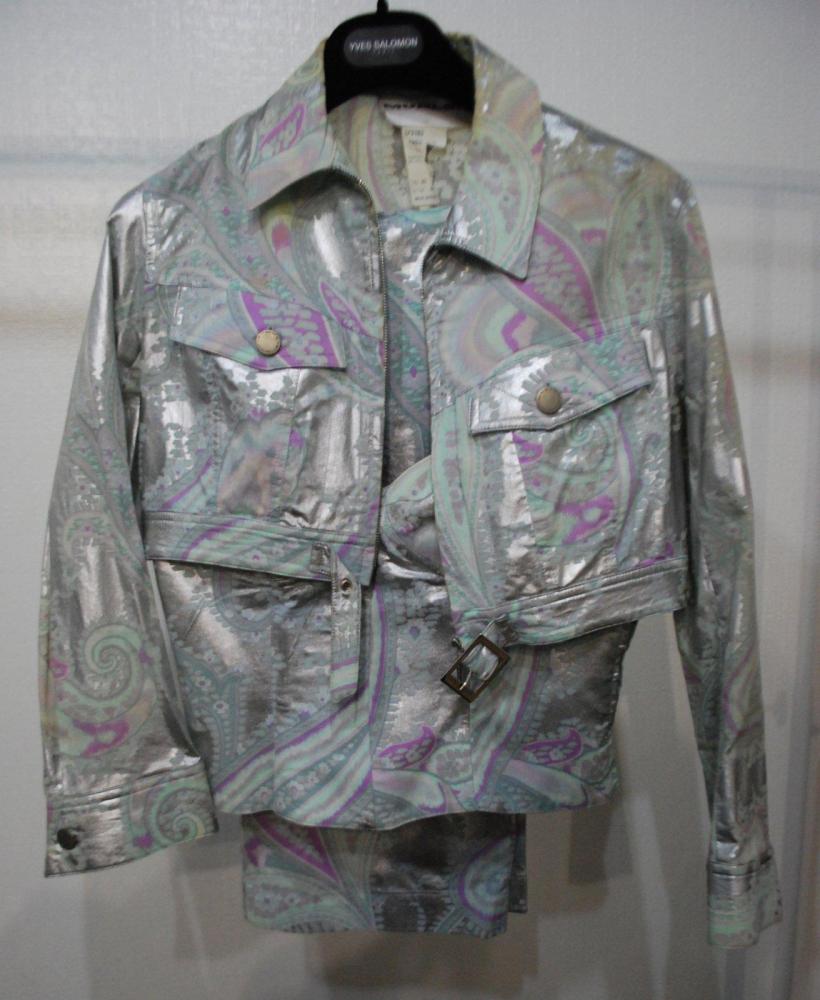 MUGLER

Ensemble en coton argenté à motifs cazchemire comprenant une veste courte zippée, une bustier et un pantalon droit. Tâches sur la veste