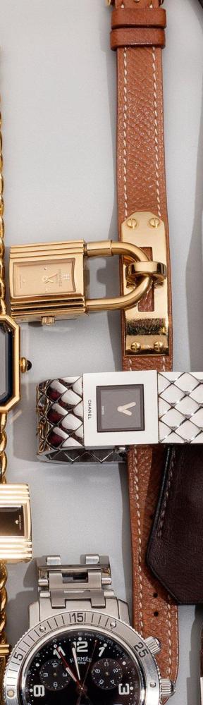 HERMES

Paris made in France N°687468 Montre "Kelly" plaqué or, cadran jaune, mouvement quartz, bracelet en cuir grené camel à surpiqures blanches.