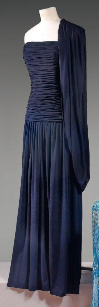 Loris AZZARO, circa 1978

Robe du soir en jersey polyester noir, haut bustier drapé jusque sur les petites hanches, effet d’une manche par un panneau, jupe froncée Griffe blanche, graphisme noir