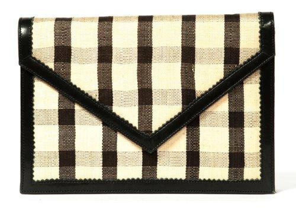 GIVENCHY

Pochette de forme enveloppe en lin et soie écossais beige, marron gansé de cuir coordoné, fermoir pression sous rabat, peut se porter en bandoulière.