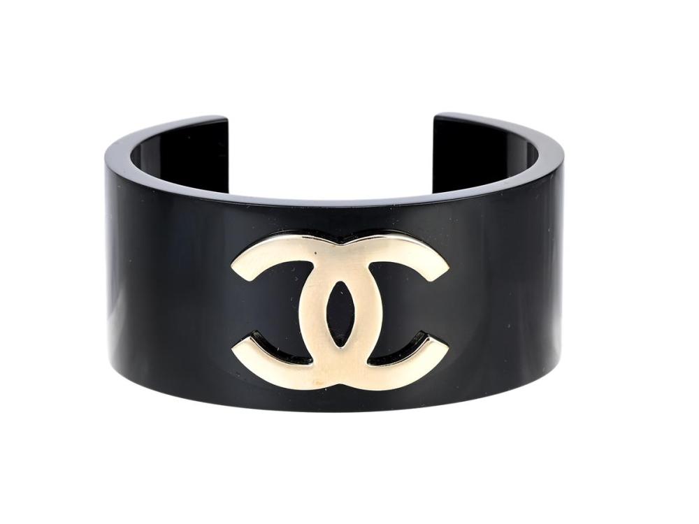Accessories

Miscellaneous

BANGLE, CHANEL, CC Bracelet, gold-tone metal, black enamel, Logo CC, diameter approx. 5 cm, width 3 cm, weight 24 g, marked B19, C, year 2019, tag, jewellery case.