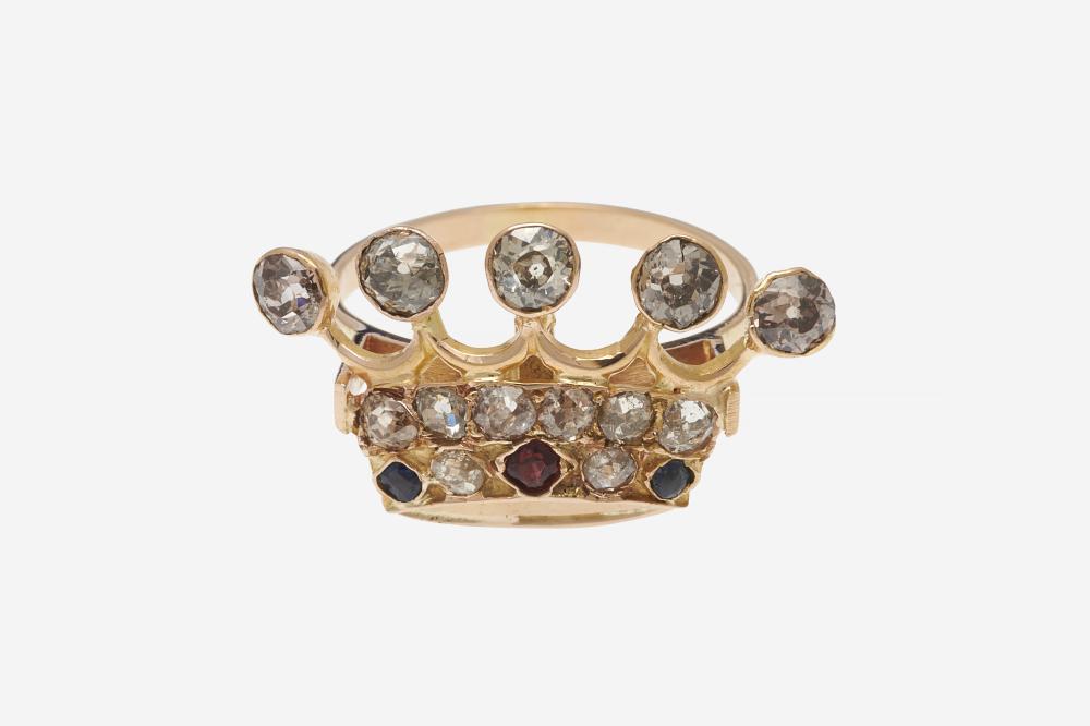 Bague "Couronne"

Bague "Couronne"

En or jaune 18k, ornée de diamants, rubis et saphirs taillés à l’ancienne

TDD : 49-50, Poids brut : 2.53 g

A diamond, ruby, sapphire and 18k yellow gold "Crown" ring

RAPPORT DE CONDITION :

Bon état, patine d’usage

CONDITION REPORT :

Good condition, usual wear

L’adjudication de ce lot est TTC. La TVA au taux réduit de 20% s’applique sur l’adjudication et la commission de vente. Cette TVA est récupérable pour le professionnel français. Elle est remboursable pour un acheteur hors UE sur présentation des justificatifs d’exportation hors UE ou pour un adjudicataire professionnel justifiant d’un numéro de TVA intracommunautaire et d’un document prouvant la livraison dans l’Etat membre.

The hammer price will be VAT included. 20% VAT will be added to the hammer price and buyer’s premium. Upon request, this VAT can be refunded to the purchaser on presentation of written proof of exportation outside the EU or to the EU purchaser who will submit his intracommunity VAT number and a proof of shipment of his purchase to his EU country home address.