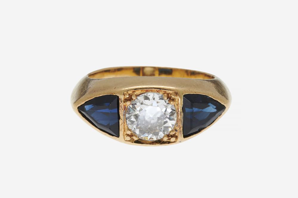 Bague chevalière

Bague chevalière

En or jaune 18k, ornée d’un diamant taillé à l’ancienne, épaulé de deux saphirs triangulaires en serti clos

Poids du diamant : env. 0.50 ct

Travail français

TDD : 44, Poids brut : 5.78 g

An approx. 0.50 ct diamond, sapphire and 18k yellow gold pinky ring, French work

RAPPORT DE CONDITION :

Patine et rayures d’usage

Petites égrisures

Notre opinion : diamant piqué

Veuillez noter que les pierres n’ont été ni desserties ni testées en laboratoire de gemmologie

CONDITION REPORT :

Usual wear and scuffs

Minor scratches

Our opinion : included diamond

Please note that the stones have been neither unsetted nor tested in a gemmological laboratory