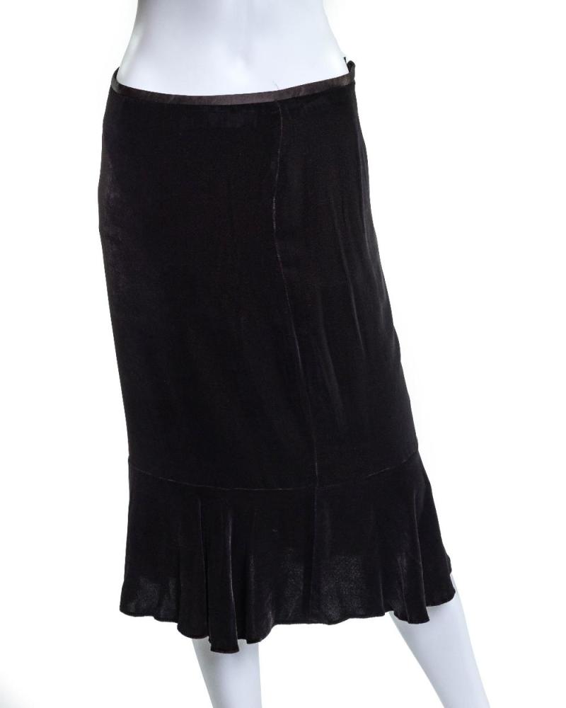 Description
A collection of Armani Collezioni womenswear.

To include a midi skirt of brown velvet with a back zipped closure, 82% viscose and 18% silk, of Italian size 42 (approx. UK size 10); and a navy wide-leg trousers, with frontal buttoned and zipped closure, 92% lana wool, 6% nylon and 4% elastane, of Italian size 42 (approx. UK size 10); and another Armani Jeans olive green straight-leg trousers, with frontal zip closure, 68% polyester, 29% viscose and 3% elastane, of Italian size 44 (approx. UK size 12)

(3)

Provenance: The Casandra Collection