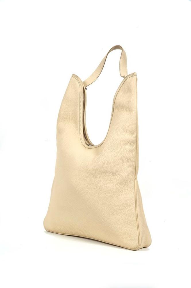 HERMES Paris made in France année 2007

Sac "Massaï" 33 cm en veau togo coquille d’oeuf fermeture éclair à double curseur, demi anse bandoulière amovible. Bon état