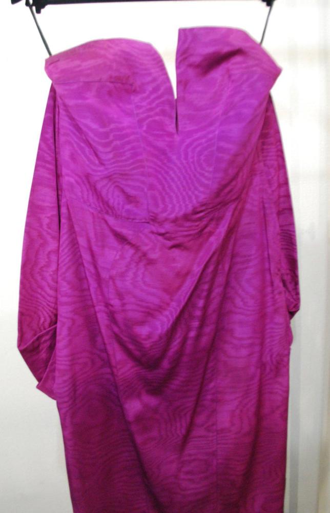 Thierry MUGLER circa 1980

Robe de forme bustier en moire violine à effet de découpe, dos blousant sur jupe droite. Taches