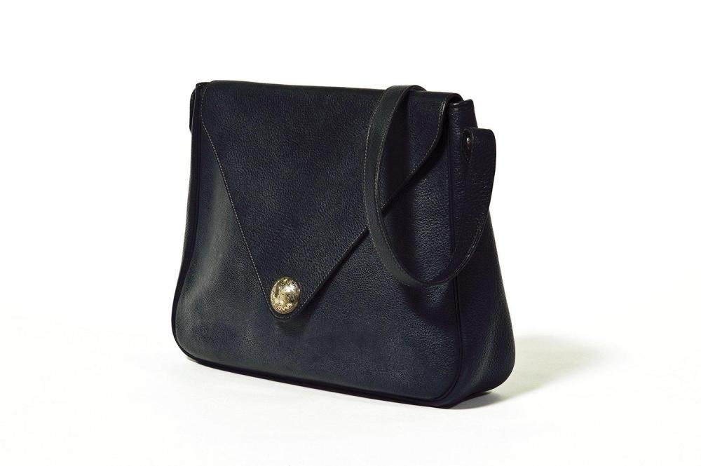 HERMES Paris made in France

Sac "Christine" en cuir grené marine à surpiqûres ton sur ton, fermeture enveloppe sur rabat empesée d’un motif d’inspiration touareg en palladium, anse bandoulière. Très bon état