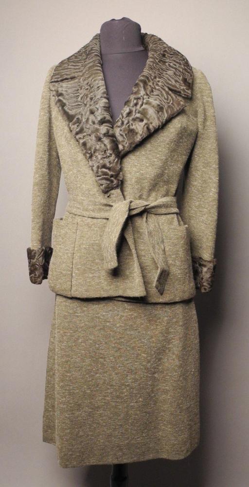 GRES

Tailleur en tweed vert Col et manche ornés d’astrakan (fermeture éclair cassée)