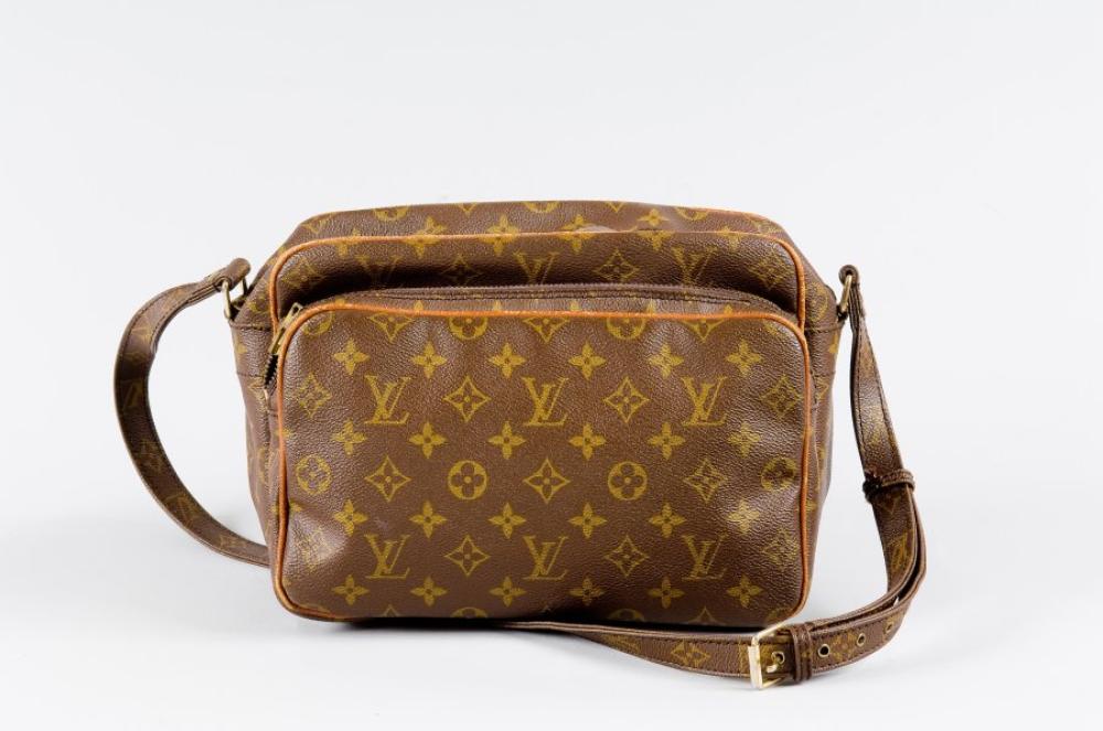 Louis VUITTON

Sac modèle "Migrator" en toile monogram et cuir , deux poches zippées, anse bandoulière réglable