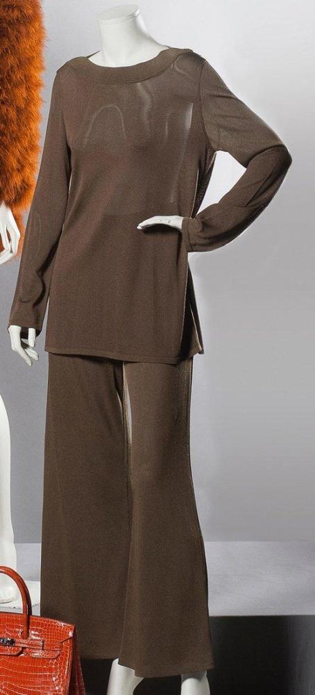 ALAÏA Circa 1998/1999

Ensemble en jersey viscose noisette composé d’une tunique encolure bateau, manches longues et d’un pantalon large. Griffe blanche, graphisme noir.