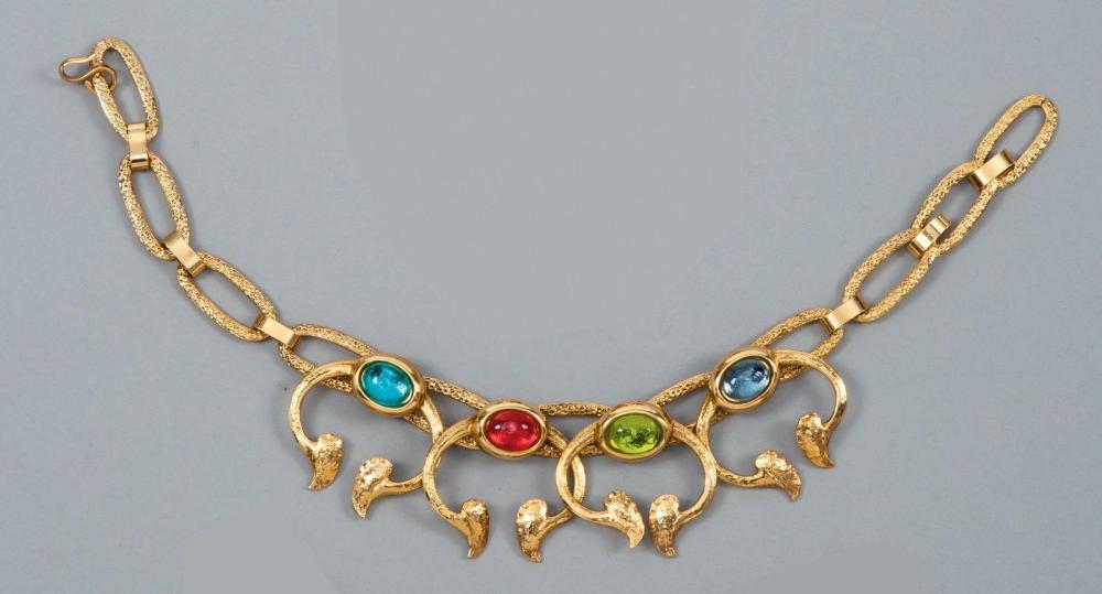 LANVIN

Pendentif croix orné de cabochons bordeaux, noirs, monté sur un boudin de fils également noirs. Signé