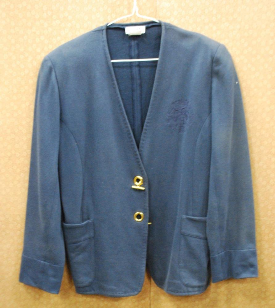 HERMES Paris

Veste en coton marine ornée du logo brodé sur le côté gauche, sans col, boutonnage en métal doré, deux poches plaquées, manches longues