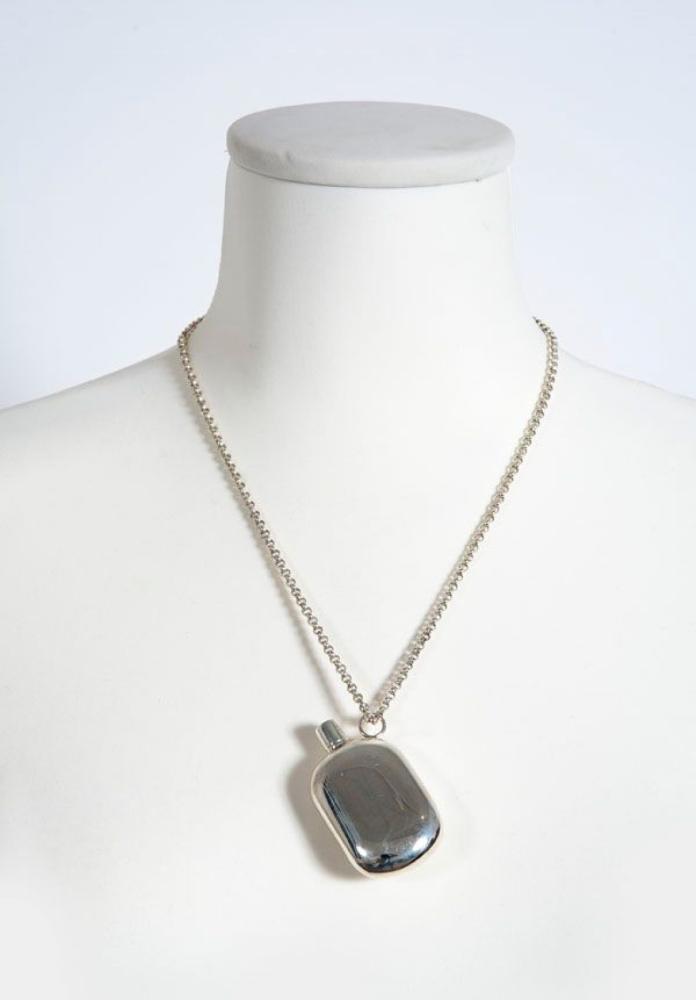 HERMES Paris made in France

Flasque en argent 925/1000 sur chaîne en argent 925/1000. Longueur: 25cm. Pds: 40,6 grs