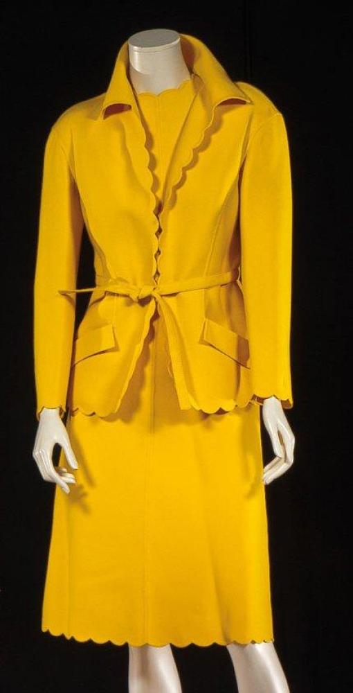 VALENTINO couture, circa 1970

Robe en crêpe élastique jaune bouton d’or, encolure, emanchures et bas de la robe festonnés, se porte sous une veste à l’identique, col italien, parmentures et bas des manches longues reprenant le feston, deux poches en biais à revers. Griffe blanche, graphisme noir. (petits fils tirés)