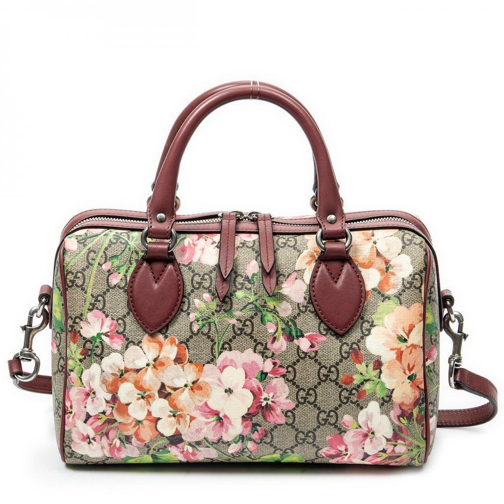 Description

GUCCI
Small Boston bag.
In Monogram GG canvas and floral motifs screen-printed on the fabric. Cherry leather trim and silver-tone metal hardware. Double short top handle and zipper closure.
Includes removable handle.
With interior numbering.
In excellent condition, light signs of use.
Measurements: 26 x 17 x 14 cm.

The iconic Italian fashion brand Gucci is known worldwide for its luxury, style and quality. Founded in 1921 by Guccio Gucci in Florence, Italy, Gucci has become a symbol of elegance and sophistication in the fashion industry. The brand is especially famous for its luxurious handbags, which are coveted by fashionistas and fashionistas around the world.

Includes removable handle. With interior numbering. In excellent condition, light signs of use.