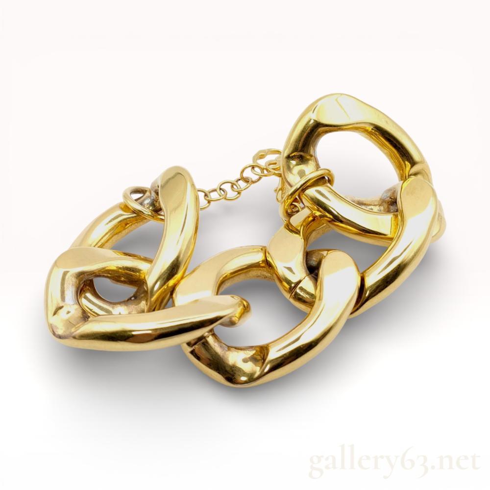 Description
Bally chunky curb link bracelet, manufactured in Italy. Gold-tone metal construction featuring oversized organic-shaped links, a lobster claw clasp, and an adjustable extender chain. Clasp is marked BALLY and MADE IN ITALY; includes original presentation box and branded dust bag.
Measurements: Approximately size 18.