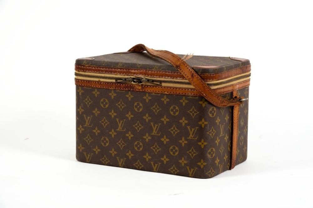 Louis VUITTON

Vanity 32cm en toile monogram et cuir naturel, fermeture éclair à double curseur, intérieur en toile beige, anse. (Usures, traces)