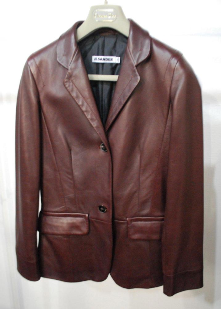 Jil SANDER

Magnifique blazer en cuir agneau bordeaux, col châle cranté, simple boutonnage, manches longues