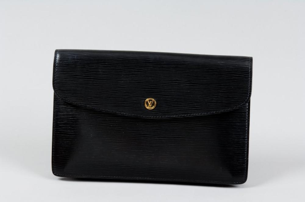 Louis VUITTON

Pochette "Montaigne en cuir épi noir, fermoir pression sous rabat siglé