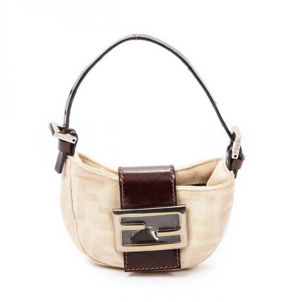 Description


FENDI
Mini Croissant Pouch bag.
In Zucca canvas with ivory logo and brown leather details. Central strap with the classic double metallic F. Silver hardware. Short buckle adjustable shoulder strap.
With interior numbering.
In excellent condition, light signs of use.
Measurements: 13 x 8,5 x 3 cm.

In excellent condition, light signs of use.