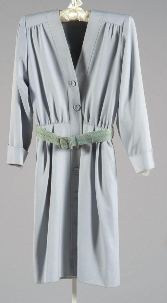 Yves SAINT LAURENT haute couture n°59894 circa 1992/1994

Robe en gabardine bleu ciel, petit décolleté en V souligné de biais et d’un boutonnage tout le long, manches longues sur des épaules légèrement froncées, taille à l’identique ceinturée de reptile vert, manches trois-quarts avec revers, jupe droite à pinces. (Salissures)