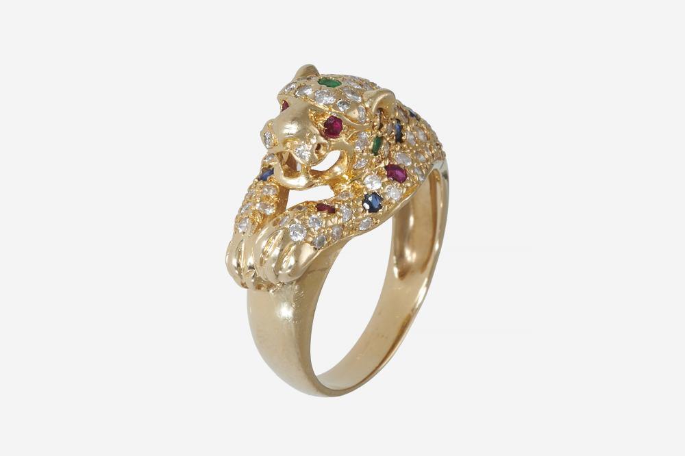 Bague

Bague

En or jaune 18k, formée d’un jonc stylisant un félin pavé de diamants taillés en brillant et ponctué de rubis, saphirs et émeraudes ronds

TDD : 57, Poids brut : 7.64 g

A diamond, ruby, sapphire, emerald and 18k yellow gold ring

RAPPORT DE CONDITION :

Bon état, patine et rayures d’usage

Manque un diamant

CONDITION REPORT :

Good condition, usual wear and scratches

A diamond missing