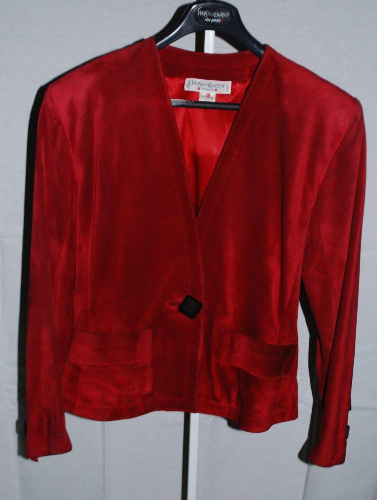 Yves SAINT LAURENT rive gauche

Veste courte en porc velours bordeaux, décolleté en pointe, deux poches horizontale, boutonnages bois (salissures)