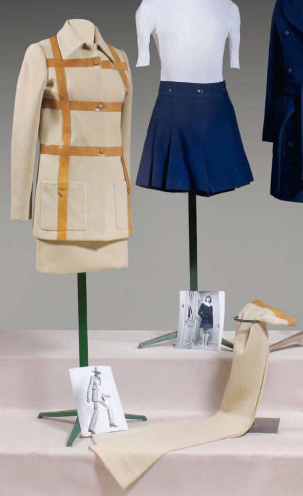 Christian DIOR par Marc BOHAN

Ensemble en jersey de laine beige gansé de cuir façon reptile comprenant d’une veste longue à col en pointe, deux poches plaquées, boutonnage pression, manches longues, une mini-jupe et un pantalon Sans griffe Photographies de presse de Jean Paul Cade Provenance: Garde robe personnelle du mannequin Danielle