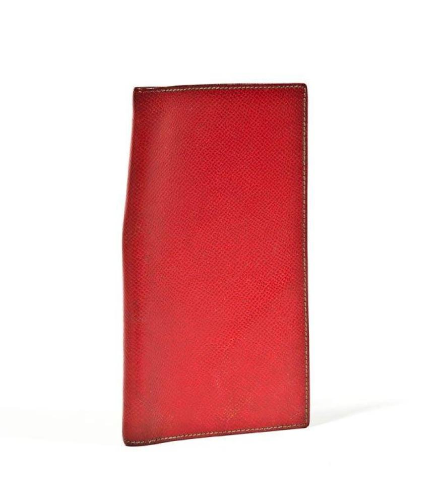 HERMES Paris made in France

Porte agenda, porte-mémo en cuir courchevel rouge, intérieur en cuir courchevel vert à surpiqures vertes. Bon état (salissures à la tranche)