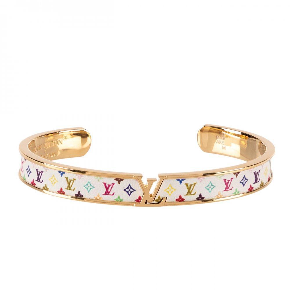 Description

LOUIS VUITTON.
Limited edition bracelet with Takashi Murakami LV Initials.
Gold-colored metal band that is adorned with white canvas and the Monogram Multicolore motif, with the LV Initials logo, crafted with an original openwork effect in the center.
Includes box and dust bag.
With interior numbering.
Measurements: 6 x 4,5 x 0,5 cm (M).

The Louis Vuitton x Takashi Murakami collection, launched in 2003, marked a before and after by fusing luxury with contemporary art. Murakami reinterpreted the brand’s classic monogram with bright colors and motifs such as flowers and cherries, giving it a more youthful and pop feel.