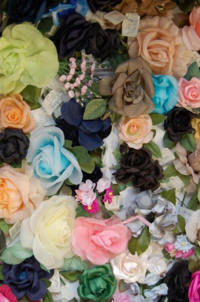 

Four boxes of sample flowers, comprising approx 135 flowers, including roses, sweet peas, pansies of various colours (4)
