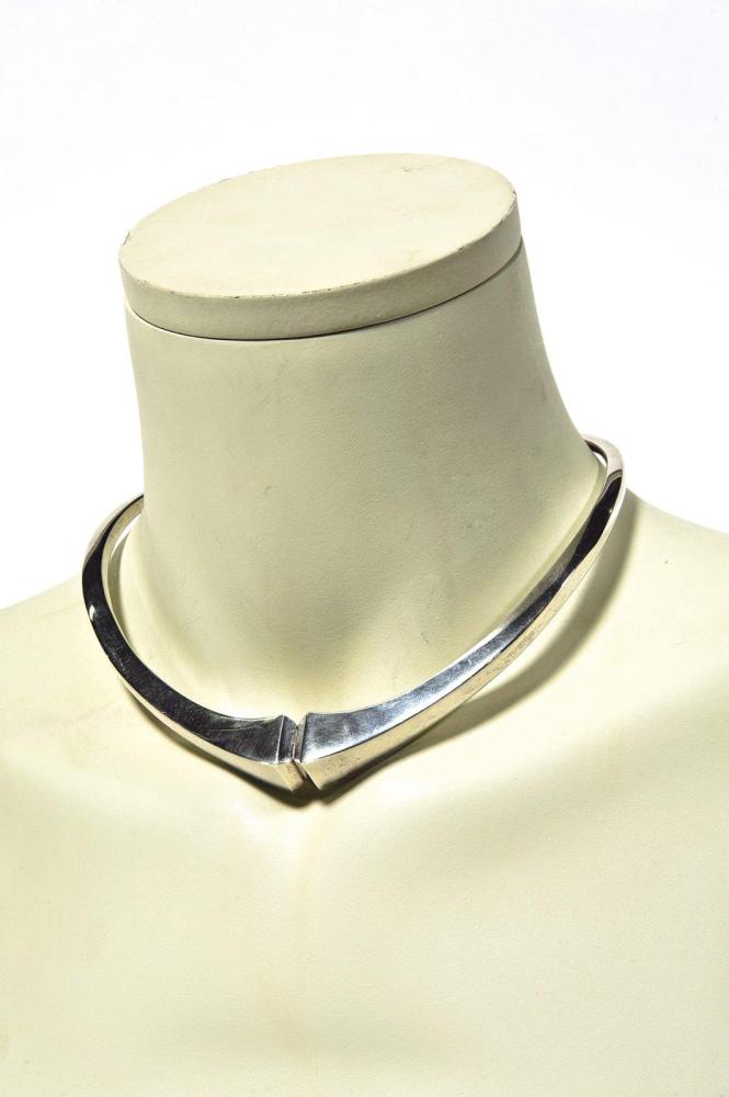 HERMES Paris made in France

Exceptionnel tour de cou torque articulé en argent figurant deux clous. Pds: 137, 80 grs environ. Diamètre: 13cm