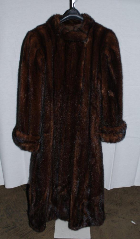 Yves SAINT LAURENT

Fourrures Manteau en vison lunaraine, encolure ronde, boutonnage asymétrique, manches longues à revers, fentes de côtés