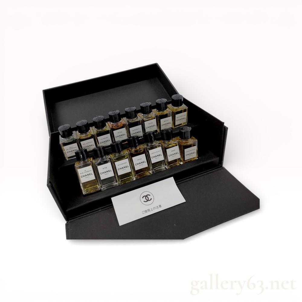 Description
CHANEL Les Exclusifs de Chanel limited edition discovery set comprising nineteen miniature fragrance bottles. Set presenting assorted CHANEL Les Exclusifs scents, each in a clear glass vial with black screw cap, labeled individually. Bottles arranged in a black presentation case with hinged display-style interior and CHANEL branding plaque. Each bottle containing 4 mL of fragrance. Set designed as a complete fragrance sampler collection housed in original fitted case.