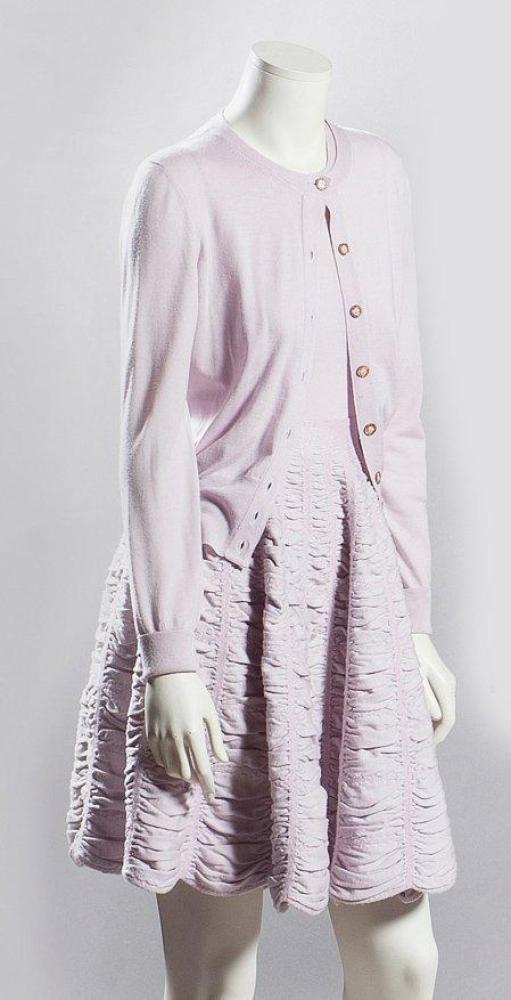 ALAÏA circa 2012

Ensemble composé d’un twin-set en jersey de laine parme et une jupe à l’identique à effet de drapés festonés. Griffe beige, graphisme blanc.