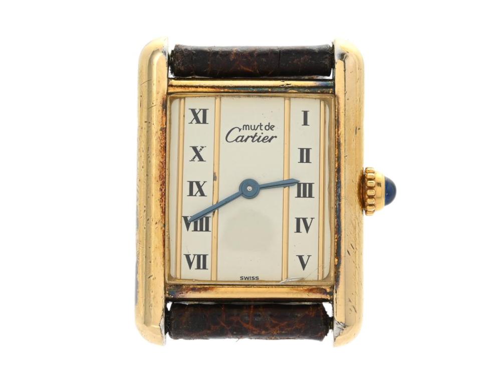 Watches

Cartier

must de CARTIER, Tank, Cal 057, Ref no. W1003053, Case no. 48525/5057001, ladies´ wristwatch, 20,5 x 20 (28) mm, gilt silver (partly worn off), quartz, mineral crystal (damaged), leather strap, original buckle in yellow metal, certificate, april,1992, box.