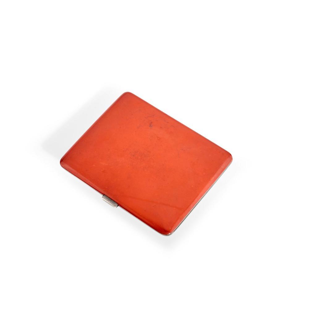 Description
STRAUSS, ALLARD & MEYER - ANNÉES 1925
ETUI A CIGARETTES LAQUE CORAIL
Il est de forme rectangulaire à coins arrondis en argent laqué corail. Intérieur en vermeil. Travail français, poinçon de maitre de Strauss, Allard & Meyer, numéroté.
Poids brut : 87 gr.
Dimensions : 8,4 x 6,6 x 1 cm.


A coral lacquer on silver and gilded silver cigarette-box, by Strauss, Allard & Meyer, circa 1925. French assay mark and SAM maker’s mark.
Gross weight : 87 gr.
Dimensions : 8,4 x 6,6 x 1 cm.