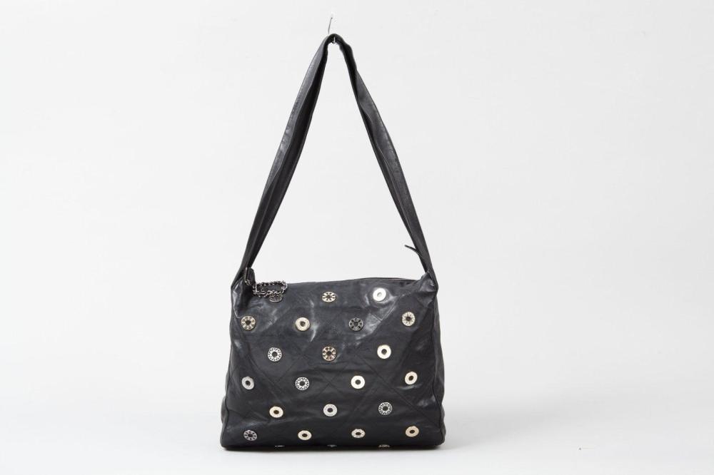 CHANEL

Sac «Star attitude» en cuir agneau souple matelassé 34 cm, chaque losange ornée de rivet strassé, fermeture éclair, demi-anse bandoulière. Très bon état