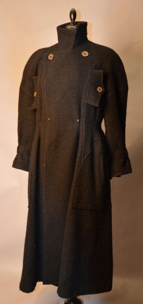 Christian LACROIX

Long manteau en feutre noir, doublure imprimée Taille 40 EN BON ETAT