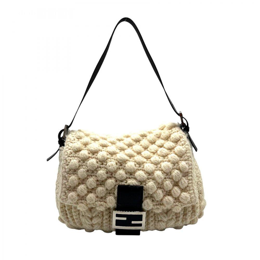 Description

FENDI.
Mamma Baguette bag.
Crafted in cream wool with attractive embossed fabric and brown lacquered leather details, with silver-tone metal front buckle with FF Fendi logo and silver-tone hardware. With a pearl grey satin lined interior providing a contrast to the exterior.
In good condition with light signs of use.
Measurements: 18 x 28 x 12 cm.