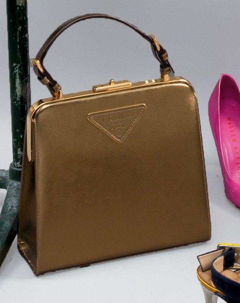 PRADA

Sac à main en cuir grené or, armatures, fermoir et attaches en laiton doré, poignée